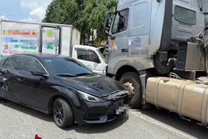 Tai nạn liên hoàn 3 ô tô, giao thông ùn ứ trên quốc lộ 51 ở Đồng Nai