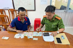 Thiếu tá công an nhanh chóng tìm được người làm rơi ví tiền để trả lại 