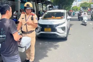 TP.HCM: Tăng cường xử lý nghiêm ô tô dừng, đỗ sai quy định 
