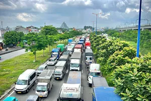 Kẹt xe nghiêm trọng trong nhiều giờ ở cửa ngõ phía Đông TP.HCM