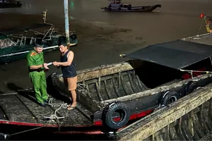 TP.HCM: CSGT kiểm tra nhiều phương tiện thủy trên sông Phú Xuân