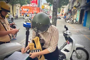 CSGT Bến Thành khuyến cáo lộ trình thay thế khi phạt người chạy xe trên vỉa hè 