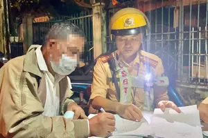 Uống bia từ sáng, đến tối thì bị CSGT xử phạt khi chạy xe
