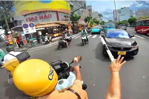 Video CSGT Bàn Cờ dẫn đường hỗ trợ đưa người dân đi cấp cứu