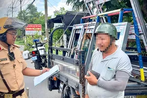 CSGT TP.HCM tăng cường xử lý các phương tiện chở hàng hoá cồng kềnh, quá khổ