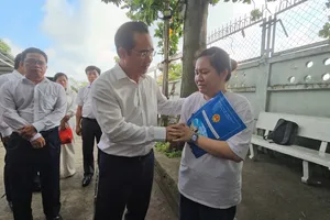 Chủ tịch TP.HCM thăm hỏi, chỉ đạo khắc phục vụ cháy cư xá Độc Lập khiến 8 người tử vong