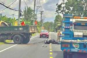 TP.HCM: Va chạm với xe ben, hai mẹ con tử vong thương tâm