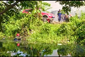 TP.HCM: Cháy lớn bãi phế liệu, cảnh sát ngâm mình dưới kênh dập lửa