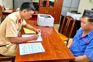 Tài xế xe buýt dừng đón khách giữa đường ở TP.HCM