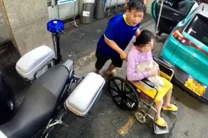 Video CSGT hỗ trợ mở đường đưa sản phụ vỡ ối đến bệnh viện kịp thời