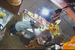 Bé gái 11 tuổi bị dàn cảnh lấy tiền khi bán hàng một mình