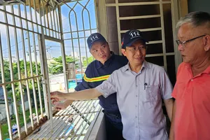 Cảnh sát TP.HCM hướng dẫn dỡ 'chuồng cọp', mở lối thoát hiểm ở các chung cư 