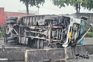 TP.HCM: Xe tải và xe ben liên tiếp tông vào dải phân cách trên đường Đỗ Mười, giao thông ùn ứ