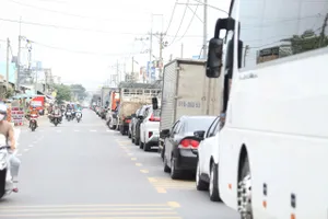 Né kẹt xe cao tốc, tài xế đổ về phà Cát Lái vẫn không thoát khỏi ùn ứ