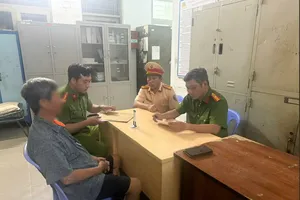 Công an mời làm việc với người viết chữ ‘bắn tốc độ’ bằng sơn trên đường Lê Quang Đạo