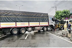 TP.HCM: Xe tải nặng tông dải phân cách, đường Lê Đức Anh kẹt cứng nhiều giờ