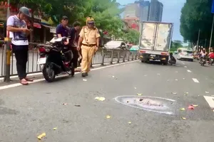 TP.HCM: Cô gái trẻ tử vong sau va chạm giữa xe tải và xe máy trên đường Lý Thái Tổ