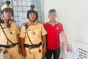 CSGT bắt quả tang nam thanh niên chở hơn 1.000 gói thuốc lá lậu 
