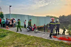TP.HCM: Cảnh sát lặn tìm người rơi xuống cống cạnh hồ nước bên đường Nguyễn Văn Linh