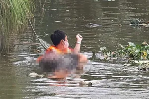 Cảnh sát tìm thấy thi thể tài xế bị nước cuốn vào cống 