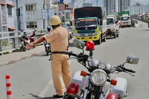 Nhiều xe chết máy trên cầu Phú Mỹ do hết nhiên liệu, gây ùn tắc kéo dài