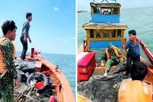 TP.HCM: Cứu 2 ngư dân sau khi ghe đánh cá chìm trên biển