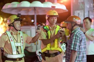 TP.HCM: Bị kiểm tra nồng độ cồn, người đàn ông bỏ lại xe máy rồi chạy bộ
