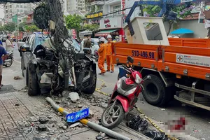 TP.HCM: Xe bán tải tông trụ điện, 2 người nguy kịch