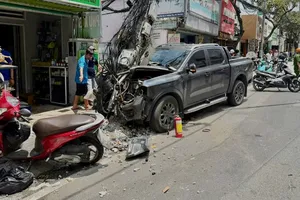 Video: Xe bán tải mất lái tông gãy trụ điện khiến 2 người nguy kịch