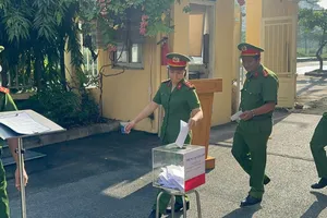 Đồng đội chung tay hỗ trợ Thượng úy lái xe chữa cháy có hoàn cảnh khó khăn