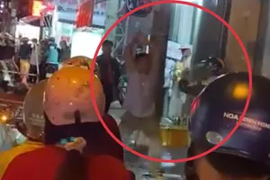 Xác minh clip 2 người đàn ông cầm gậy đánh nhau trên đường phố ở TP.HCM