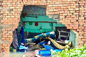 Phường Tam Bình, TP.HCM: Sau cơn mưa lớn tường nhà đổ sập, nước vẫn còn sau 1 đêm