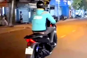 'Bốc đầu' xe SH rồi đăng lên mạng, bị phạt tiền và tịch thu phương tiện