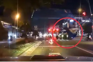 TP.HCM: Bị phản ánh qua video, tài xế xe rác bị CSGT xử phạt