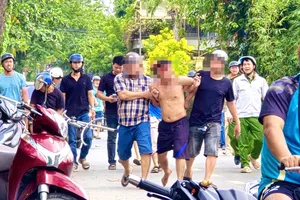 TP.HCM: Cảnh sát khống chế người đàn ông cầm dao có biểu hiện bất thường