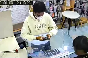 Giả khách mua hàng rồi giật điện thoại iPhone 14 Promax