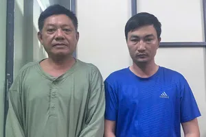 Bắt tạm giam 2 người đàn ông cầm gậy sắt đuổi đánh nhau trên đường phố