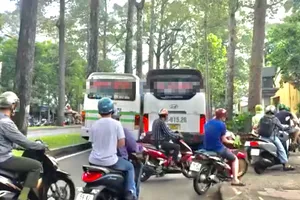 2 xe khách chắn ngang đường, nhiều xe máy phải leo vỉa hè