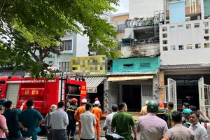 TP.HCM: Cảnh sát cứu 3 người trong đám cháy lớn trên đường Nguyễn Thượng Hiền