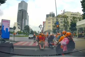 Xác minh đoàn xe nối đuôi nhau vượt đèn đỏ ở trung tâm TP.HCM