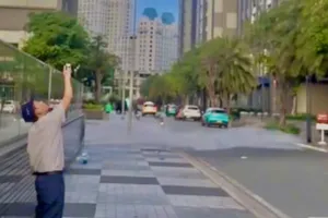 TP.HCM: Thanh niên ném nhiều bình nước từ tầng 26 xuống đất gây tiếng nổ lớn