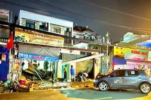 TP.HCM: Ô tô tông sập 2 nhà dân, 2 người bị thương nặng trên đường Tỉnh lộ 43