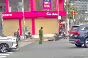 TP.HCM: Va chạm với ô tô tải, người đàn ông đi xe đạp thể thao tử vong lúc rạng sáng