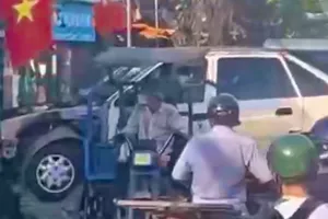 Xác minh clip xe ba gác chở ô tô gây ùn tắc giao thông ở TP.HCM