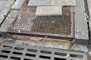 Nhiều ô tô nổ lốp vì vỉa hè lồi lõm giữa trung tâm TP.HCM