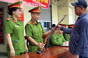 Người dân phường Thủ Đức nộp kiếm, súng hơi, súng điện 