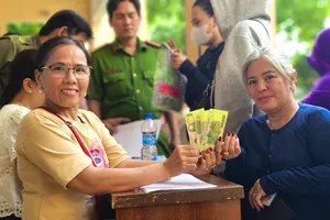 Người dân nhận quà 2-9: ‘Cảm giác thật ấm lòng!’