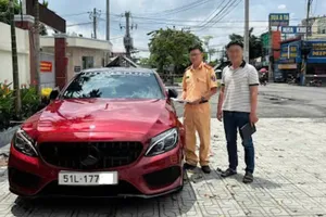 Tài xế xe Mercedes khai vượt ẩu là để 'dằn mặt' ô tô không nhường đường