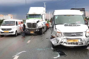 TP.HCM: Va chạm liên hoàn trên cầu Phú Hữu, giao thông ùn ứ