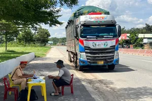 CSGT TP.HCM tăng cường xử lý nghiêm ô tô vận tải vi phạm